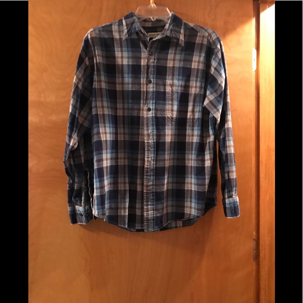 Very nice Men’s St Johns Bay shirt. Size M